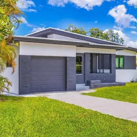Sunny Escape In Miami Steps From Beach
